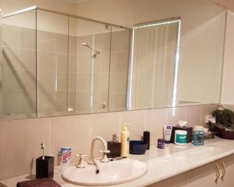 Clean shining bathroom in Wandi