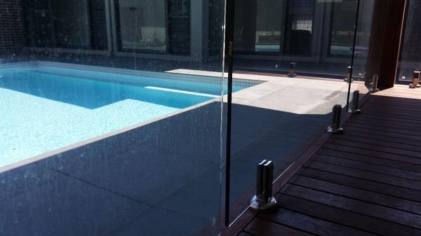 Cleaning Swimming Pool Glass Panels